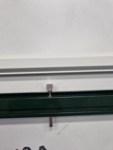 Veerstift door profiel gemonteerd