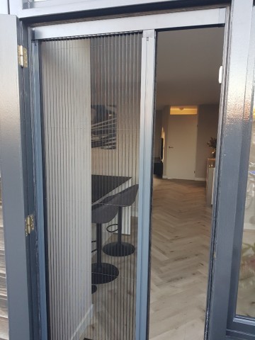 Enkele plissedeur half open