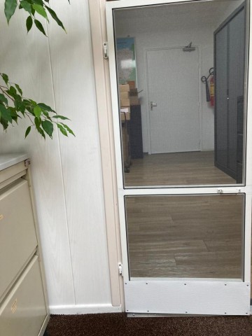 Tijdelijke voorbeeldfoto hordeur