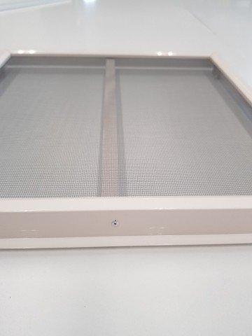 Montage tussenprofiel inzethor achter gaas langs