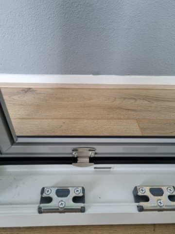 Universeel profiel gemonteerd met klem