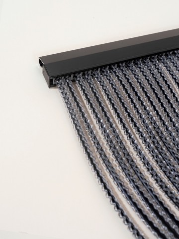 Yarah Zwart ophanging