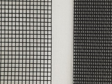 Zwart fijnmazig vergelijk met normaal zwart gaas